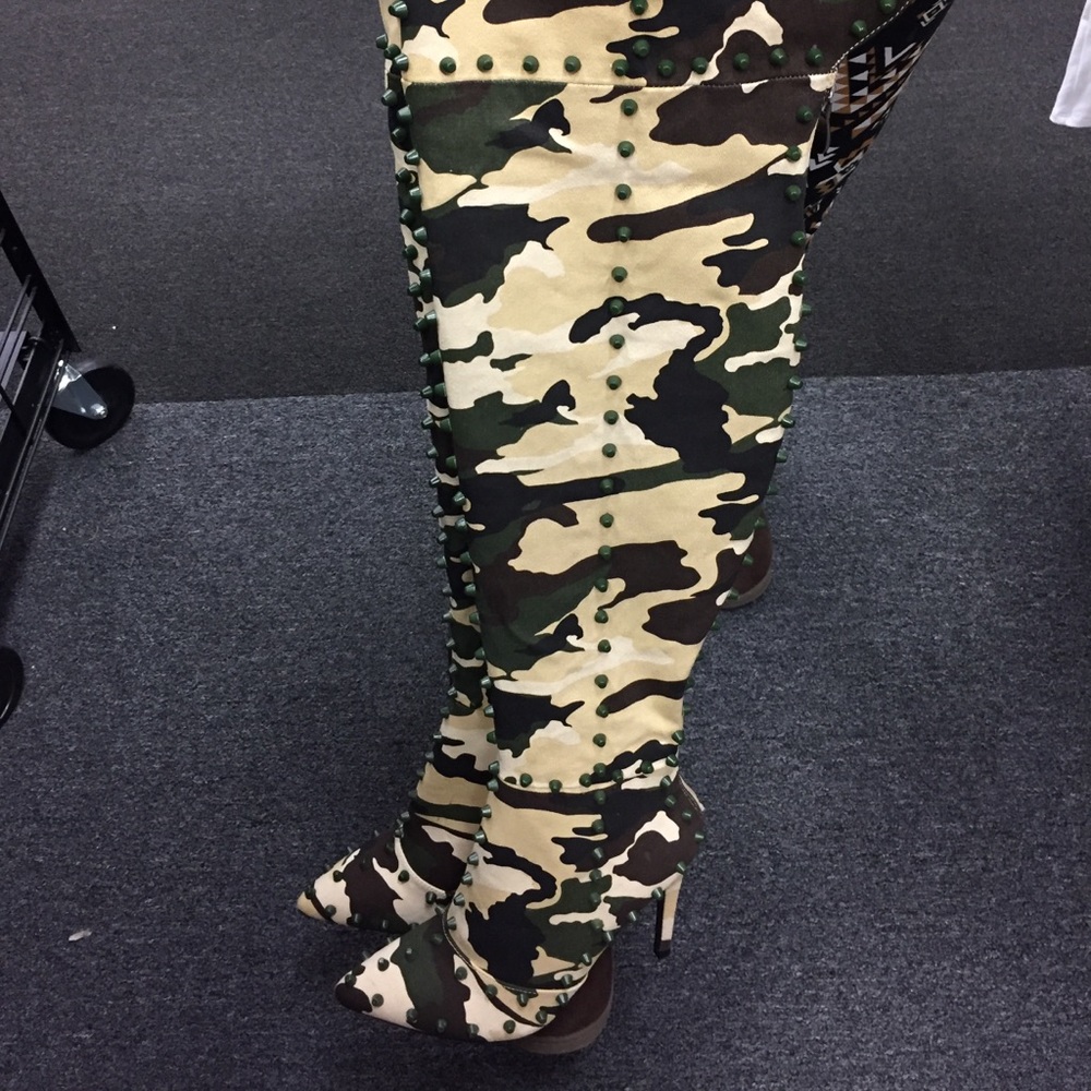 Boots size 8 they are to the hip